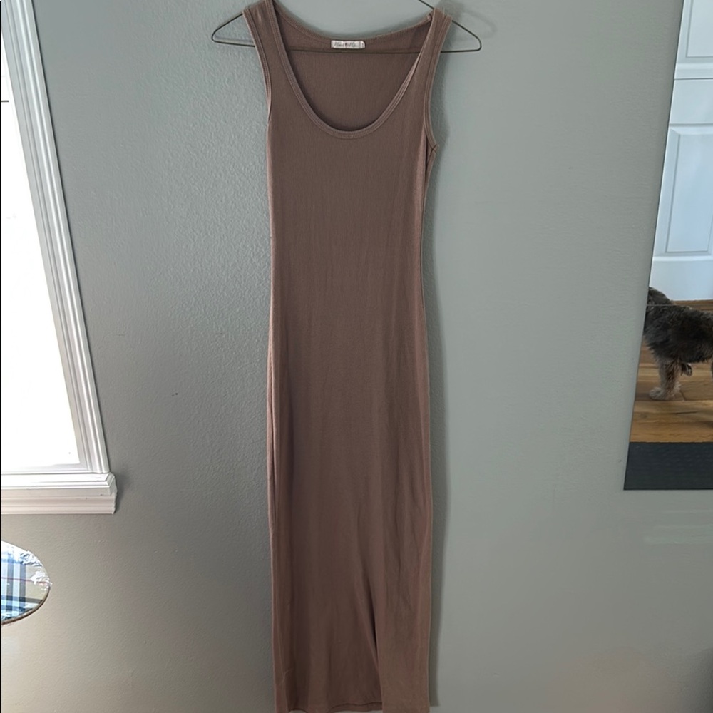Brown Bodycon Dress with Scoop Neck and Sleeveless Design
